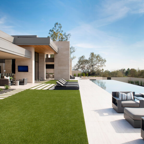 Ownby Design backyard with grass and edgeless pool